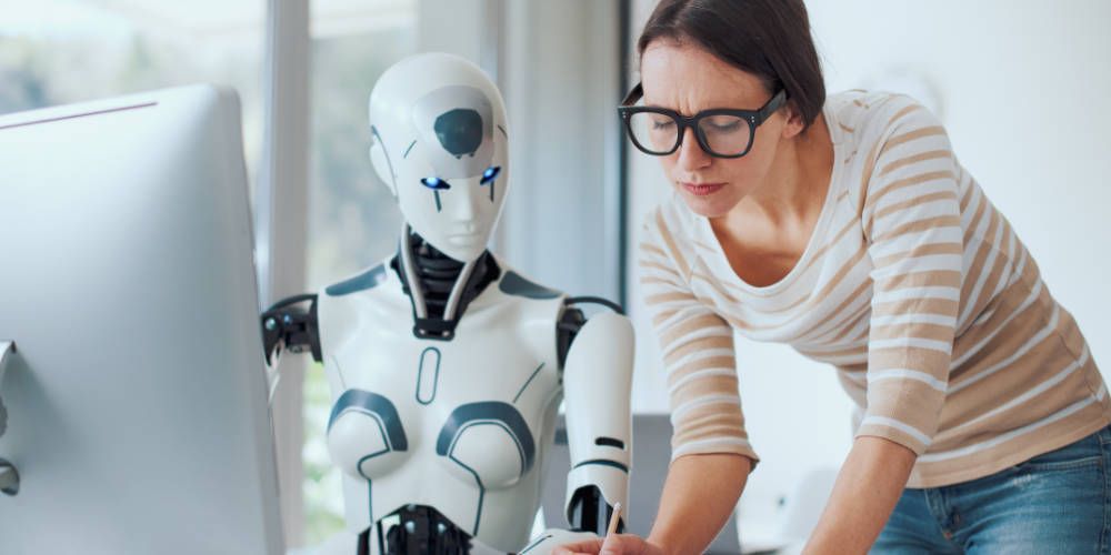 Zdjęcie przedstawia kobietę która rozmawia z robotem w biurze